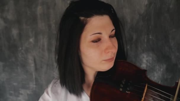 Γυναίκα βιολιστής παίζει βιολί — Αρχείο Βίντεο