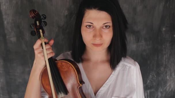 Retrato de músico clássico mulher segurando violino — Vídeo de Stock