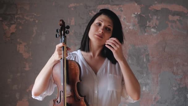 Retrato de músico clásico sosteniendo violín mujer — Vídeos de Stock