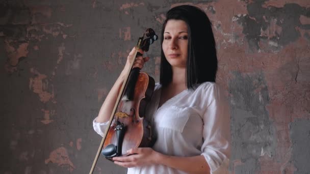 Retrato de músico clássico segurando mulher violino — Vídeo de Stock