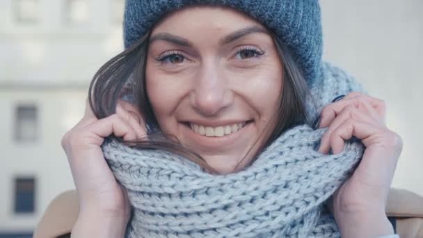 Close-up de uma jovem mulher bonita em um chapéu e cachecol bonito sorrindo — Vídeo de Stock