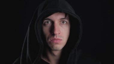 Şeytan insan şeklinde. Bir iblis yüz yüz dönüşüyor mans.