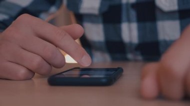 Adam kayan resimleri, fotoğrafları instagram app akıllı telefon kullanma office eller. Yakın çekim
