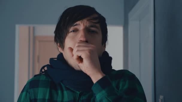 Охорона здоров'я, грип, гігієна та концепція людей - хворий чоловік кашляє та дме ніс на паперову серветку вдома — стокове відео