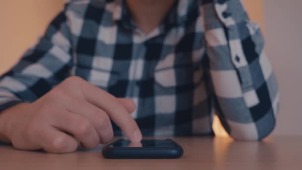 Hombre manos desplazamiento imágenes, fotos en aplicación instagram utilizando el teléfono inteligente en la oficina. De cerca. — Vídeos de Stock