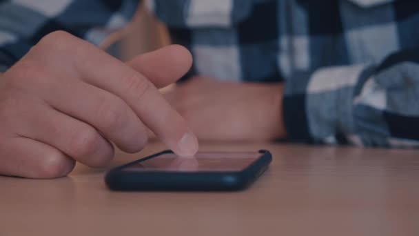 Hombre manos desplazamiento imágenes, fotos en aplicación instagram utilizando el teléfono inteligente en la oficina. De cerca. — Vídeos de Stock