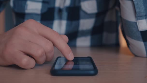 Hombre manos desplazamiento imágenes, fotos en aplicación instagram utilizando el teléfono inteligente en la oficina. De cerca. — Vídeos de Stock