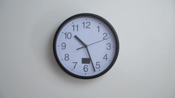 El lapso de tiempo de un gran reloj en una pared blanca . — Vídeo de stock