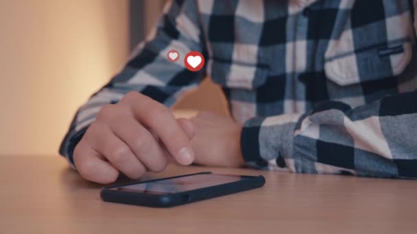 Primer plano de hombre joven utilizando el teléfono inteligente con gustos y ama icono flotando fuera del teléfono inteligente — Vídeos de Stock