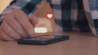 Genç yakın ile akıllı telefon kullanan adam seviyor ve simge akıllı telefonun kayan seviyor