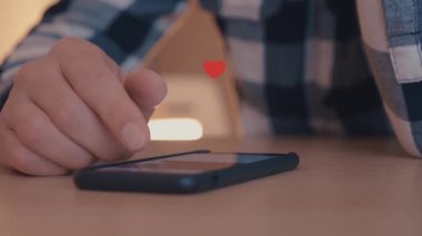 Genç yakın ile akıllı telefon kullanan adam seviyor ve simge akıllı telefonun kayan seviyor