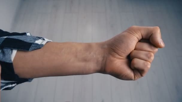 Primo piano L'uomo che mette in moto un cronometro futuristico ologramma sulla mano — Video Stock
