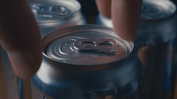 Tiro de perto da mão abrindo a lata de cerveja, refrigerante ou bebida energética com som — Vídeo de Stock