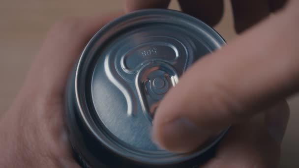 Close up de lata de cerveja de alumínio aberta com som — Vídeo de Stock
