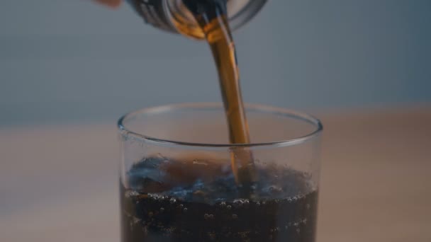 Z plechovkami se dá zavřít soda, uvolňuje bubliny a pěnící. — Stock video