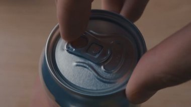 Ses ile gazlı kola işaretli olmayan soda açma
