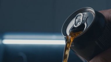 Yakın çekim soda dökülme, kabarcıklar ve köpükten serbest bırakılıyor.