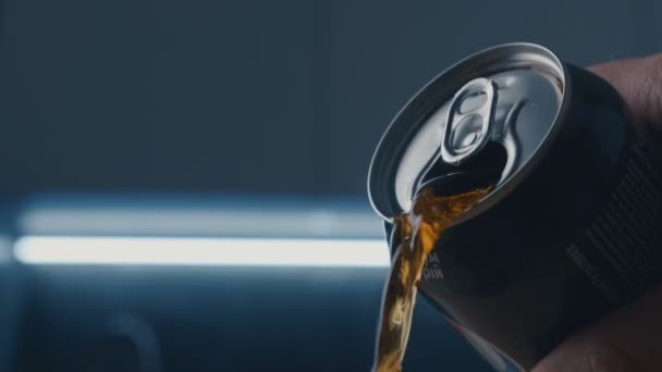 Close-up Soda pouring from can down, releasing bubbles and foaming. — Stock Video