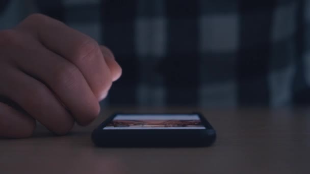 Mains d’homme défilant des images, des photos utilisant le smartphone. rapprocher — Video