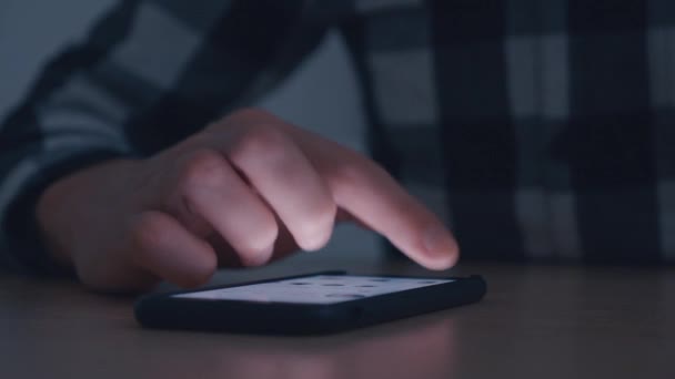 Main masculine faisant défiler la ligne d'information sur un smartphone. Gros plan — Video