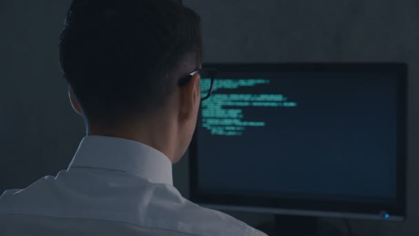 IT Professional programmerare man skriver kod. Utvecklare på jobbet på dator. Hacker hacka sent på natten. — Stockvideo