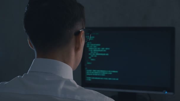 Programador profesional de TI hombre está escribiendo código. Desarrollador en el trabajo en la computadora. Hacker hacking tarde en la noche . — Vídeo de stock