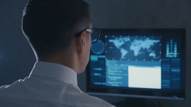 Πληροφορικής, επαγγελματίας προγραμματιστής λειτουργεί στον υπολογιστή στο κέντρο ασφάλειας στον κυβερνοχώρο — Αρχείο Βίντεο