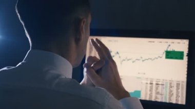 Meşgul Işadamı bilgisayar küresel finansal ticaret büyüme Analizi stratejisi üzerinde çalışıyor. Modern iş yenilik yatırım kavramı.