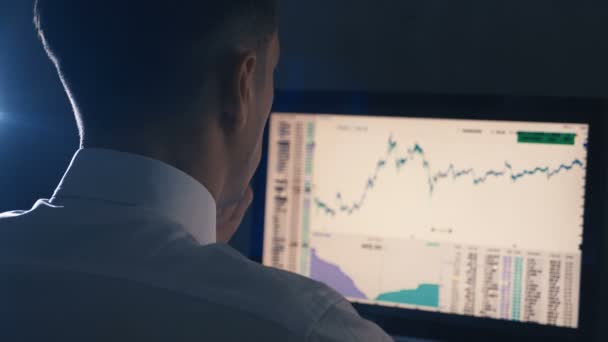 Joven hombre de negocios se regocijan y se regocijan mirando a la escala de sus ganancias en monitor. Carta de ventas exitosa de corredor de bolsa — Vídeos de Stock