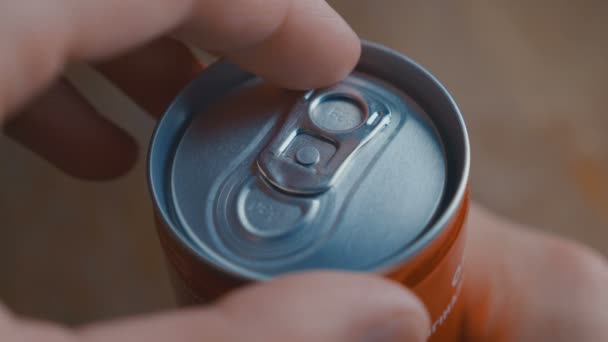 Opening unmarked soda can of fizzy cola with sound — Stock Video