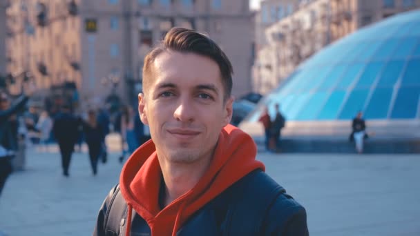 都会の背景で街の通りで微笑む幸せな白人男性の肖像画 — ストック動画