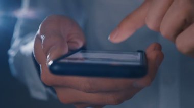 Adam eller kaydırma resimleri, akıllı telefon kullanarak fotoğraflar. Yakın çekim
