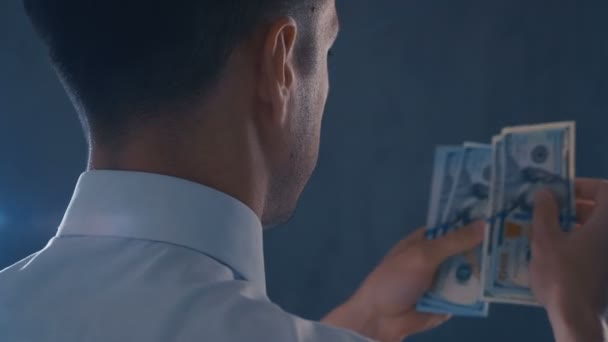 Vista posteriore dell'uomo d'affari in camicia bianca che conta le banconote americane. Uomo contando denaro, concetto di profitto . — Video Stock