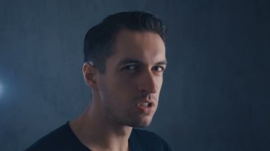 Öfkeli işadamının çığlık atması, korku, öfke ve hayal kırıklığı göstermesi.