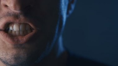 Saldırgan Adamın çığlıklarının yakın çekim ağzı. Tehlike Şiddeti. Kızgın adam Ağız geniş açık shouting.