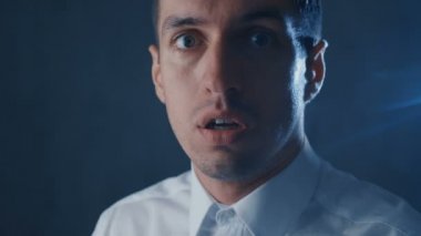 Korkmuş işadamı korkmuş ve korkmuş eliyle yüzünü kapatır