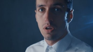 Korkudan çığlık atan korkmuş bir işadamının yakın çekim. Korku sahnesi