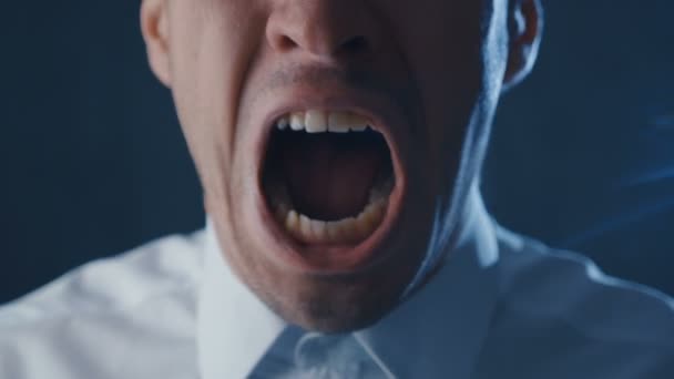 Nahaufnahme eines verängstigten Geschäftsmannes, der vor Angst schreit. Horrorszene — Stockvideo