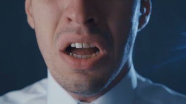 Korkudan çığlık atan korkmuş bir işadamının yakın çekim. Korku sahnesi