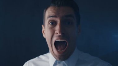 korkmuş bir adamın portresi korkunç bir şey gördüm, o panik içinde kaçmak istiyor