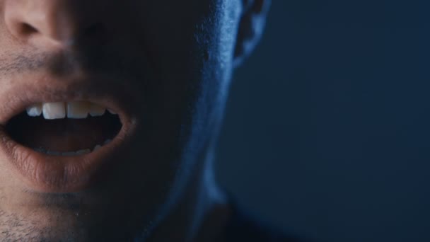 Männer Gesicht schreit in Angst mit Händen bedeckt Mund, extreme Nahaufnahme — Stockvideo