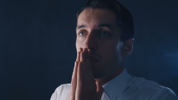 Close-up de um empresário deprimido em desespero rezando. Conceito de problemas no negócio . — Vídeo de Stock