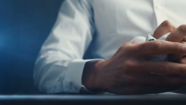 Close-up of an aggressive businessman beating his fist on the table. Stress at work. — Stock Video