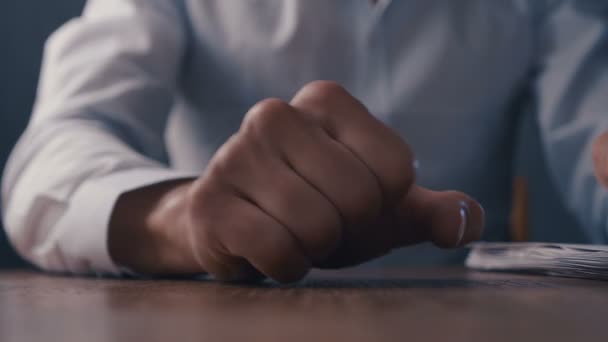 Vuist van boos zakenman slaat op de tafel in slow motion — Stockvideo