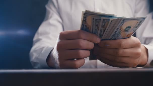 Zbliżenie biznesmen licząc pieniędzy i pokonując jego pięść na stole. Oszukiwanie z płatnościami. — Wideo stockowe