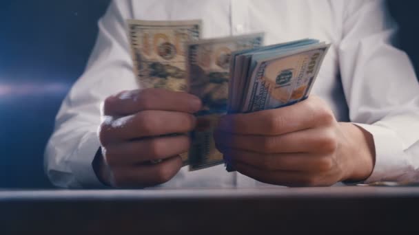 Close-up van een boze zakenman tellen geld en het verslaan van zijn vuist op tafel. Vals spelen met betaling. — Stockvideo