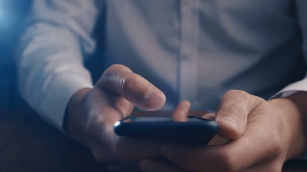 CLose-up Бізнесмени прокручують палець на смартфон в темряві . — стокове відео