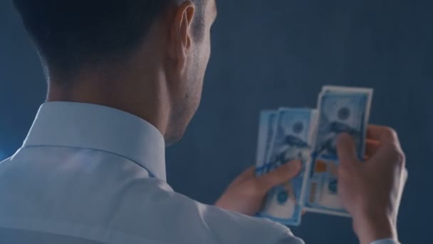 Vista trasera del hombre de negocios con camisa blanca contando billetes americanos. Hombre contando dinero, concepto de ganancias . — Vídeos de Stock