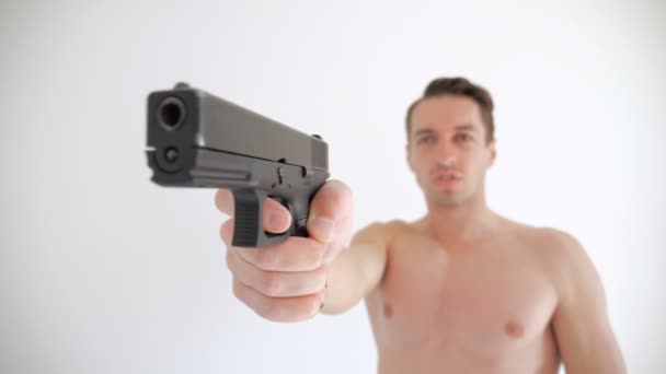 Hombre desnudo apunta su arma sobre fondo blanco — Vídeos de Stock