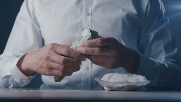 Bliska handlarza narkotykami z torbą kokainy i pistoletu liczy pieniądze. Świat przestępczy. — Wideo stockowe